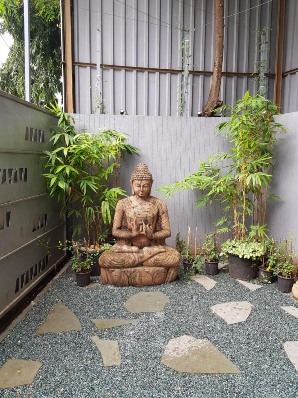 Dragonfly Hotel - The Art Hotel Mumbai Exterior photo